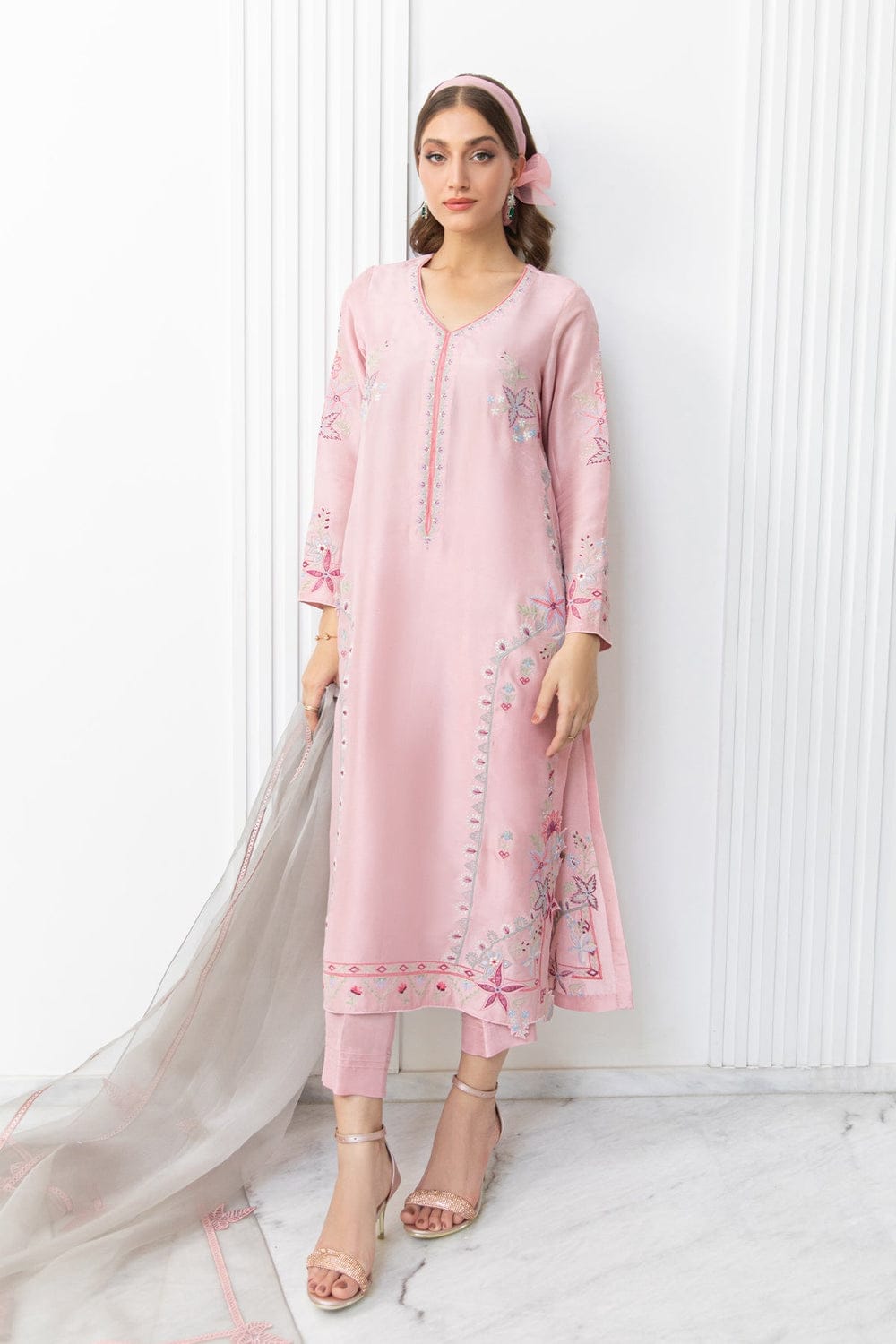 Elegant pink standard-fit shirt, adorned with pastel-colored embroidery