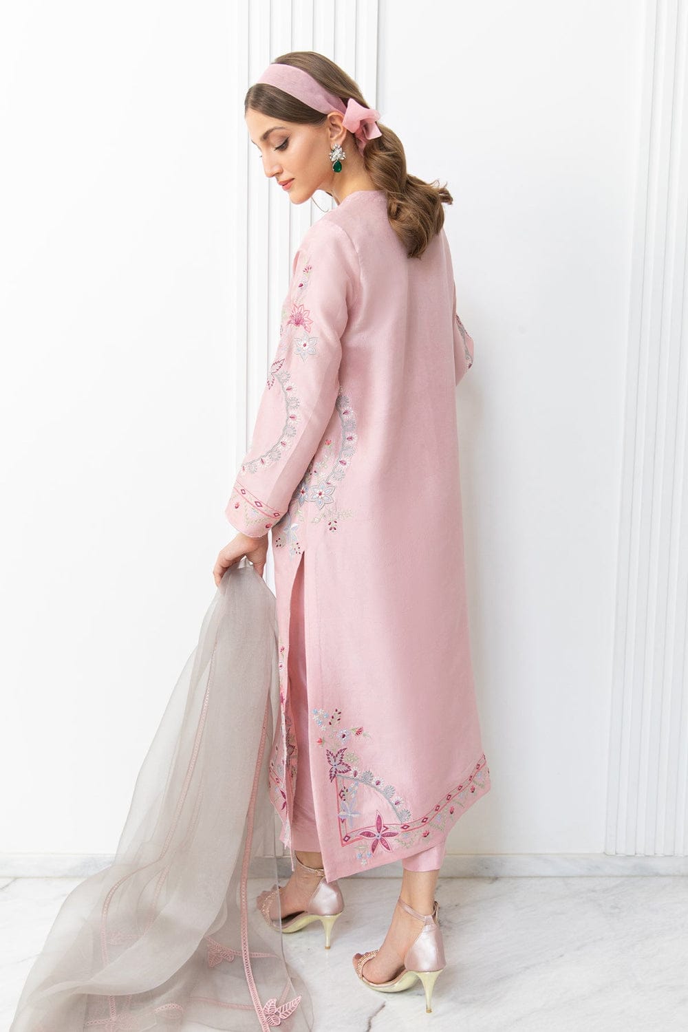 Elegant pink standard-fit shirt, adorned with pastel-colored embroidery