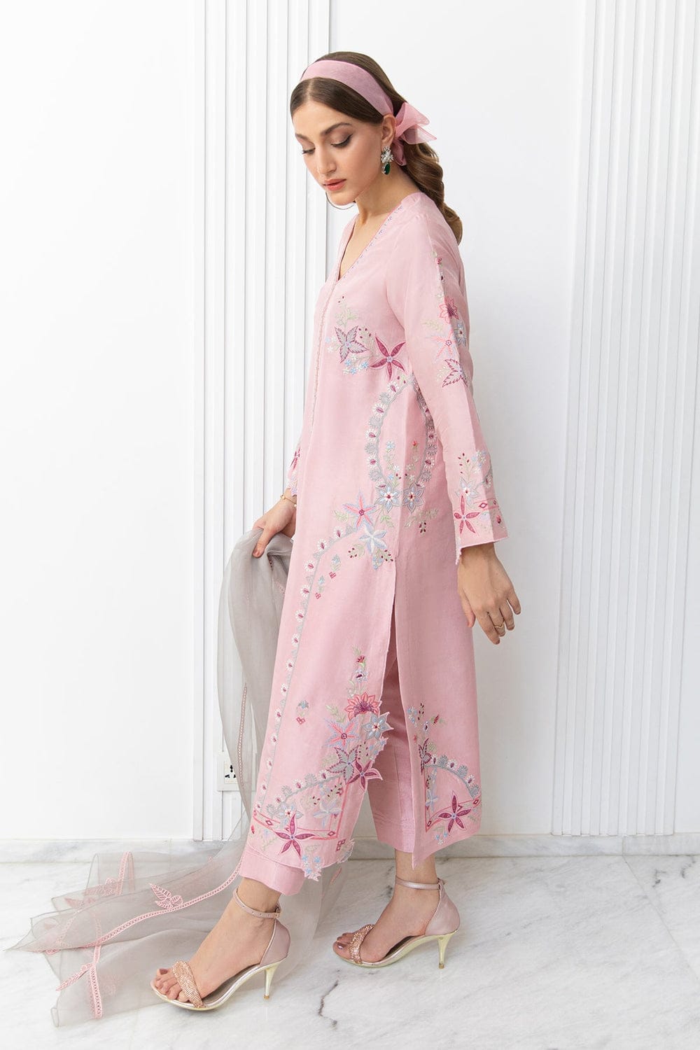 Elegant pink standard-fit shirt, adorned with pastel-colored embroidery