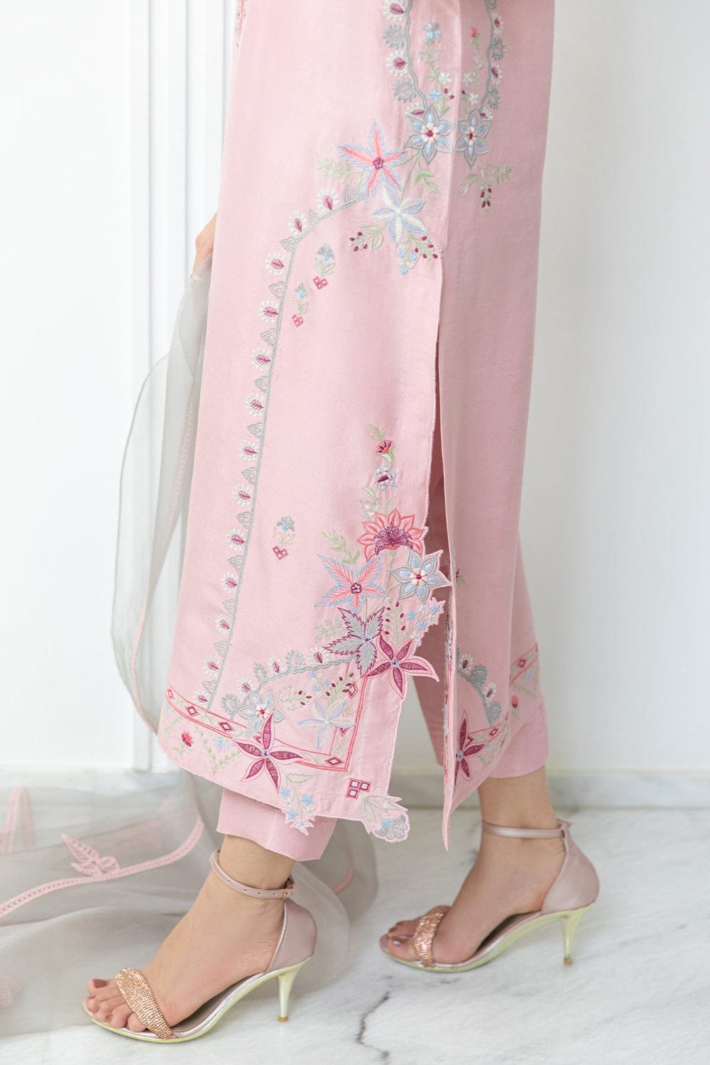 Elegant pink standard-fit shirt, adorned with pastel-colored embroidery